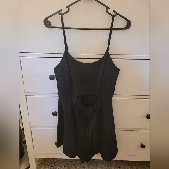 Blk mini romper w bow in front - Picture 2 of 3